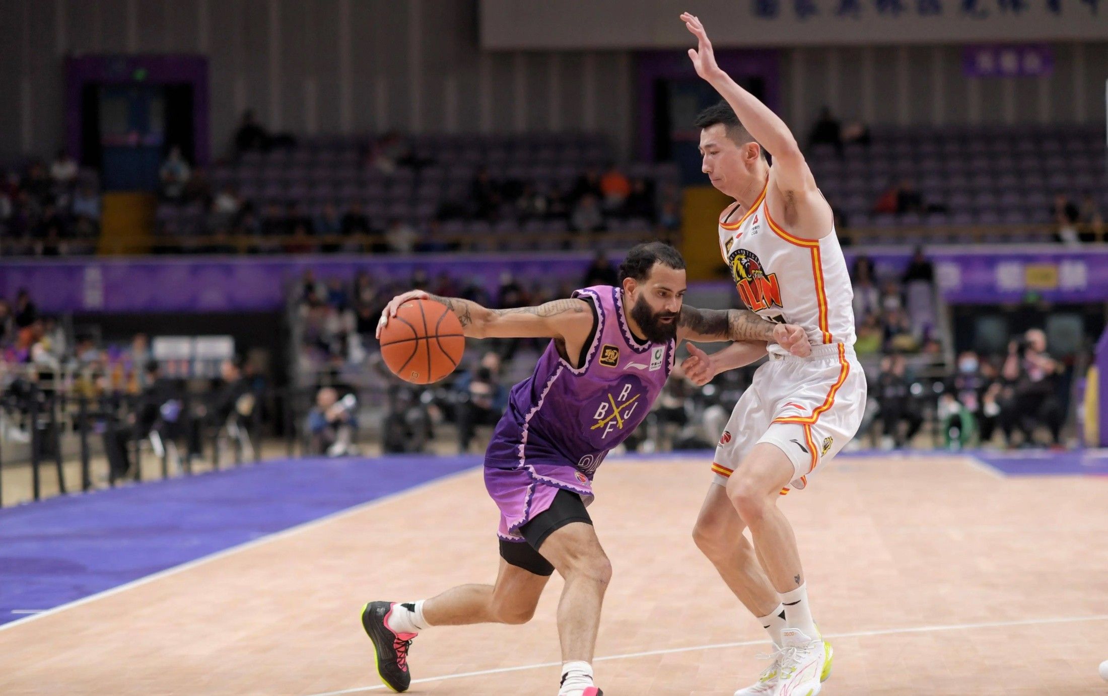 九游-集结日突围战来临；密尔沃基雄鹿围绕CBA常规赛单刀错失；气氛紧张；训练强度明显提升的简单介绍