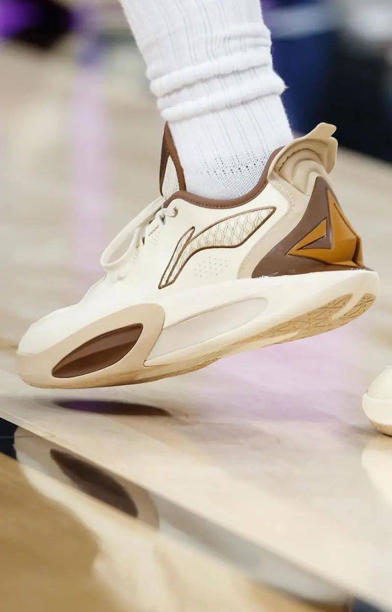 九游-巴特勒回归赛场，惊险取胜首场状态亮眼，SKT观众沸腾！的简单介绍